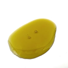 Charger l'image dans la visionneuse de la galerie, Huile de CBD premium bio verte sur fond blanc.