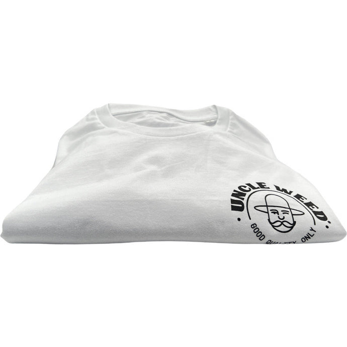 T-shirt plié blanc et logo noir UncleWeed côté cœur sur fond blanc.